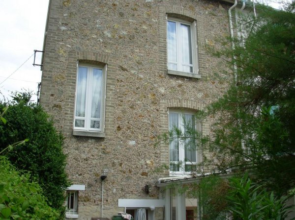 Réf. 4395 - Châlons centre ville - Beaucoup de cachet pour cette maison en pierres meulière cpt 4 pièces principales - Sdbains - sous sol aménagé - véranda - grenier aménagé - terrain arboré sans vis à vis - parquet et cheminée d'époque. Prix : 188 120 € prix net, honoraires d'agence inclus