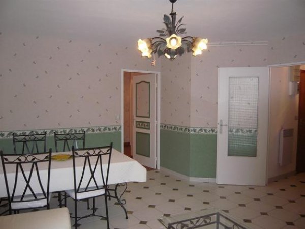 R�f. 4699 - Saint Memmie - Etat exceptionnel pour cet appartement comprenant entr�e avec placard, cuisine �quip�e, salon/s�jour, 2 chambres, Sdbains, garage, faibles charges, Jolies prestations, A voir absolument. Prix : 148 600 � - Prix net, honoraires d'agence inclus 